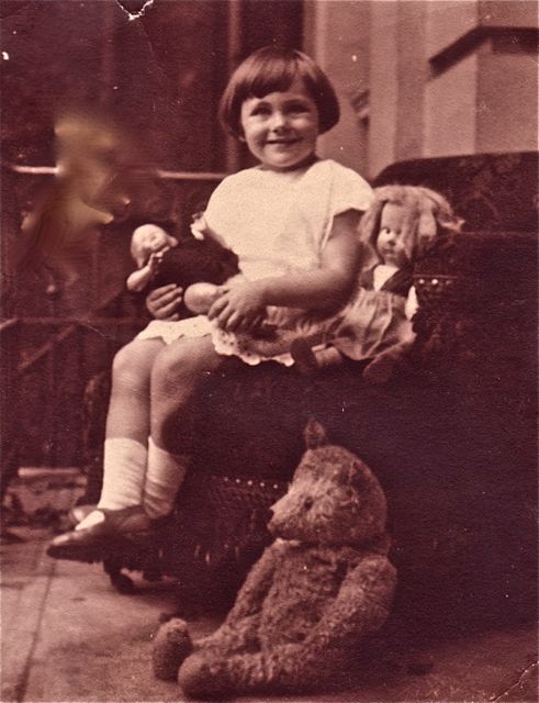 Ons buurmeisje was opperst tevreden met haar twee poppen en een knuffelbeer. Dat was later wel anders.